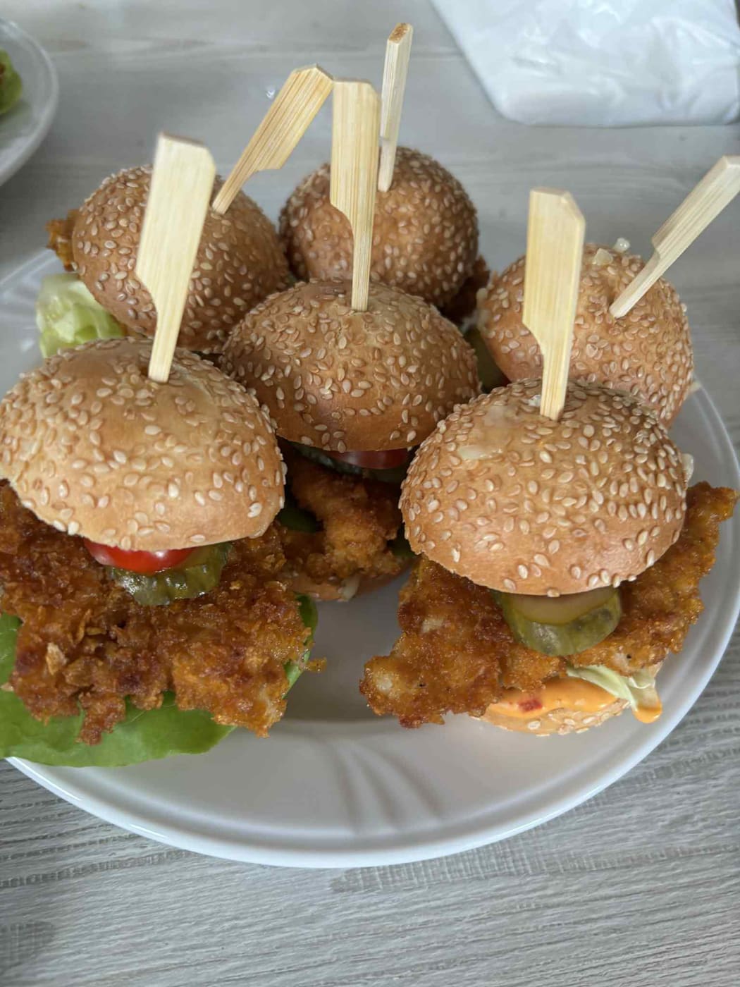 Mini burgery z panierowanym kurczakiem, sałatą i pomidorkami